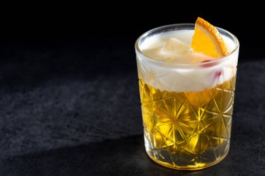 Siyah arka planda klasik viski kokteyli. Boşluğu kopyala