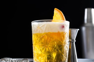 Siyah arka planda klasik viski kokteyli.