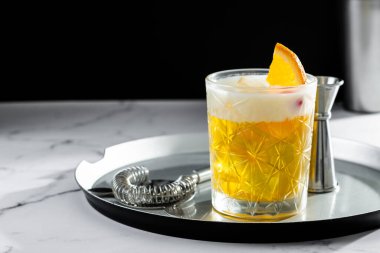 Beyaz mermer ve siyah arka planda klasik viski kokteyli. Boşluğu kopyala