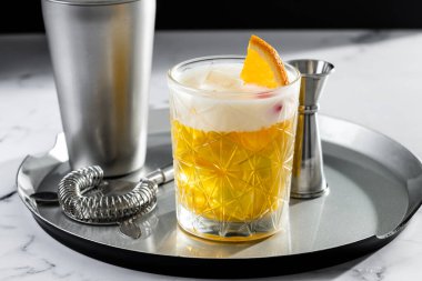 Beyaz mermer üzerinde klasik viski kokteyli.