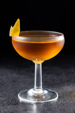 Siyah arkaplanda kağıt uçak kokteyli