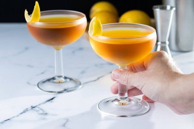 Mermer arka planda el yapımı kağıt uçak kokteyli