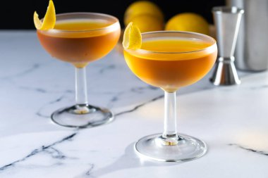 Beyaz mermer zemin üzerinde kağıt uçak kokteyli. 