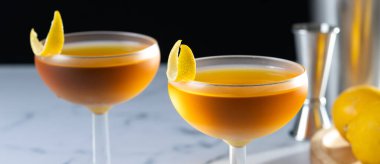 Beyaz mermer arka planda kağıt uçak kokteyli. Panorama görünümü