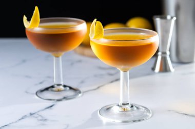 Beyaz mermer zemin üzerinde kağıt uçak kokteyli. 