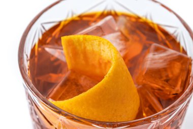 Beyaz arka planda turuncu karışımla süslenmiş Americano kokteyli. Kapat.