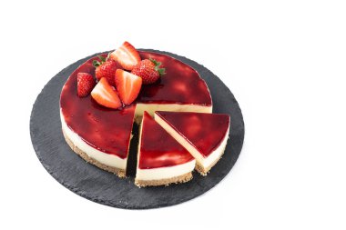 Beyaz arka planda izole edilmiş çilekli cheesecake