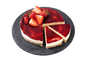 Beyaz arka planda izole edilmiş çilekli cheesecake
