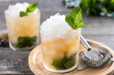 Klasik Nane likörü Kokteyli Ahşap masada