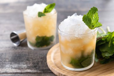 Klasik Nane likörü Kokteyli Ahşap masada