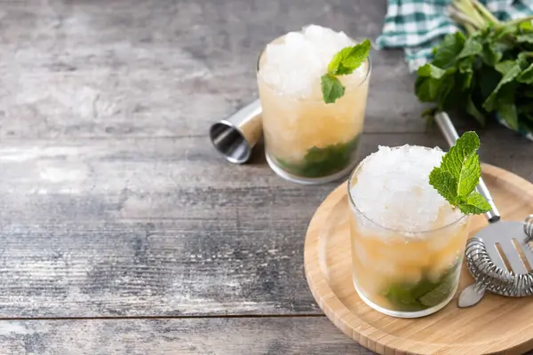 Klasik nane şurubu kokteyli ahşap masada. Boşluğu kopyala