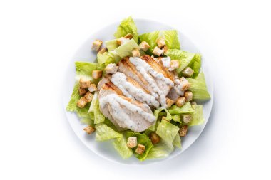 Taze ve çıtır çıtır Sezar salatası gevrek romaine marul, kremalı Sezar sosu, beyaz arka planda izole edilmiş çıtır çıtır kıtır kıtırlar.