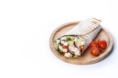 Yumuşak tavuk göğsü, taze sebzeler ve yumuşak tortilla ile sarılmış kremalı sosla dolu lezzetli bir ızgara tavuk dürümü. Beyaz arka planda izole edilmiş hızlı bir öğle yemeği için mükemmel.