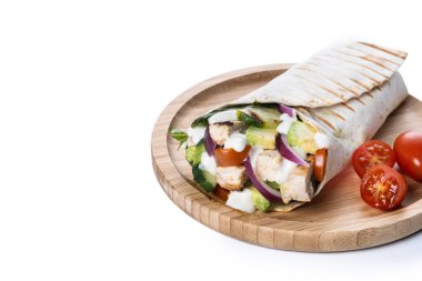 Yumuşak tavuk göğsü, taze sebzeler ve yumuşak tortilla ile sarılmış kremalı sosla dolu lezzetli bir ızgara tavuk dürümü. Beyaz arka planda izole edilmiş hızlı bir öğle yemeği için mükemmel.