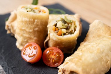 Tahta masadaki Seramik Tabakta Çıtır Yumurta Yuvarlakları