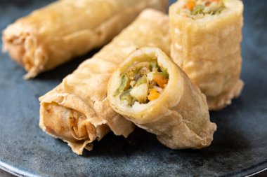 Tahta masadaki Seramik Tabakta Çıtır Yumurta Yuvarlakları