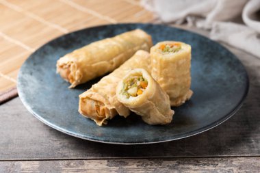 Tahta masadaki Seramik Tabakta Çıtır Yumurta Yuvarlakları