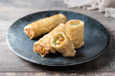 Tahta masadaki Seramik Tabakta Çıtır Yumurta Yuvarlakları