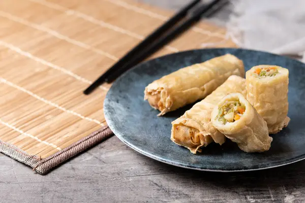 Tahta masadaki Seramik Tabakta Çıtır Yumurta Yuvarlakları