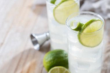 Tahta masada limonlu cin kokteyli. Soace kopyala