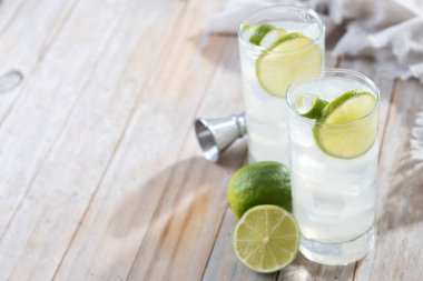 Tahta masada limonlu cin kokteyli. Soace kopyala