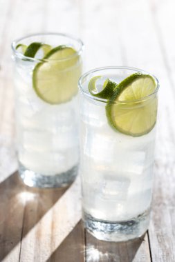 Tahta masada limonlu cin kokteyli.