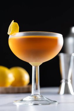 Beyaz mermer ve siyah arkaplanda kağıt uçak kokteyli.