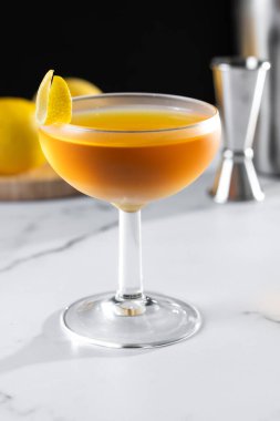 Beyaz mermer ve siyah arkaplanda kağıt uçak kokteyli.