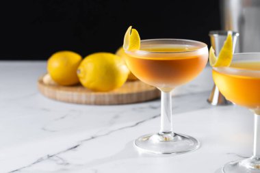 Beyaz mermer ve siyah arkaplanda kağıt uçak kokteyli.