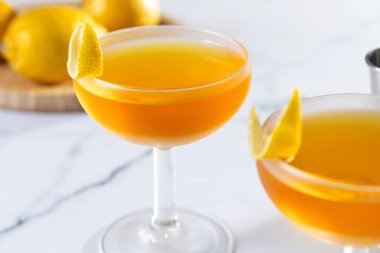 Beyaz mermer ve siyah arkaplanda kağıt uçak kokteyli.