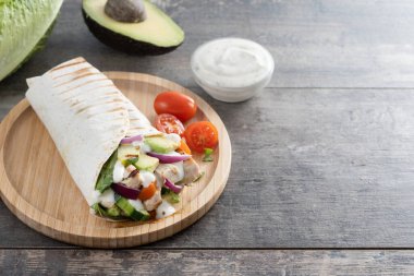 Ahşap masada nefis ızgara tavuk dürümü. Boşluğu kopyala