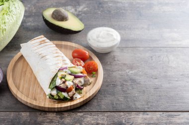 Ahşap masada nefis ızgara tavuk dürümü. Boşluğu kopyala