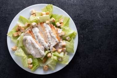 Klasik Sezar Salatası taze ve kıtır kıtır Sezar salatası. Üst Manzara. Boşluğu kopyala