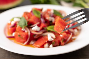 Taze karpuz Feta Salatası Nane ve Kırmızı soğanlı ahşap masa