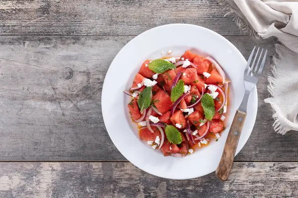Nane ve Kırmızı Soğanlı taze karpuz Feta Salatası. Üst Manzara. Boşluğu kopyala