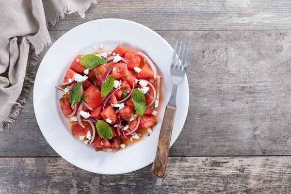 Nane ve Kırmızı Soğanlı taze karpuz Feta Salatası. Üst Manzara. Boşluğu kopyala