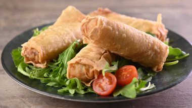 Çıtır çıtır sebzeler Tahta masadaki seramik tabakta yuvarlanıyor