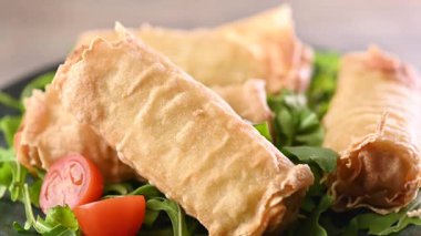 Çıtır çıtır sebzeler Tahta masadaki seramik tabakta yuvarlanıyor