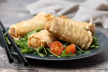 Çıtır çıtır sebzeler Tahta masada yuvarlanıyor