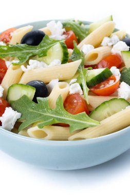 Akdeniz makarna salatası kasede taze sebzeler ve otlar beyaz arka planda izole edilmiş..