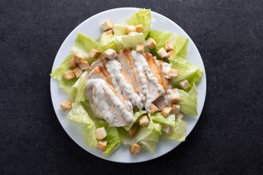 Klasik kıtır kıtır Sezar Salatası. Taze ve gevrek.