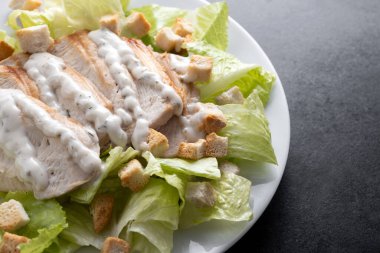 Klasik kıtır kıtır Sezar Salatası. Taze ve gevrek.