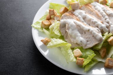 Klasik kıtır kıtır Sezar Salatası. Taze ve gevrek.