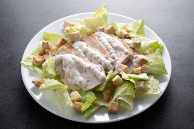 Klasik kıtır kıtır Sezar Salatası. Taze ve gevrek.