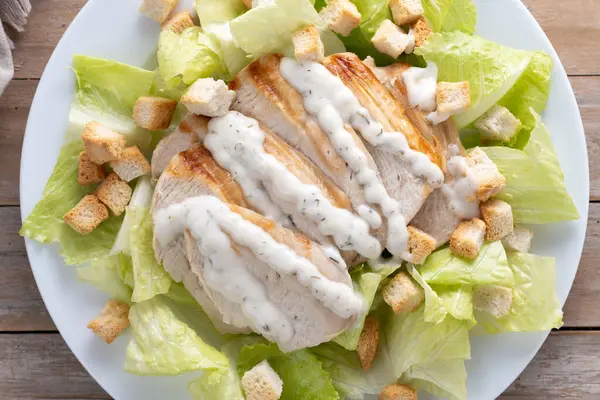 Klasik Sezar Salatası Taze ve gevrek Sezar salatası. Kapat.