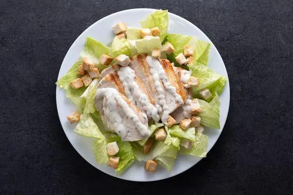 Klasik kıtır kıtır Sezar Salatası. Taze ve gevrek.