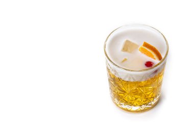Beyaz arka planda izole edilmiş klasik viski kokteyli. Boşluğu kopyala