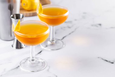 Beyaz mermerde kağıt uçak kokteyli. Boşluğu kopyala