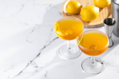 Beyaz mermerde kağıt uçak kokteyli. Boşluğu kopyala