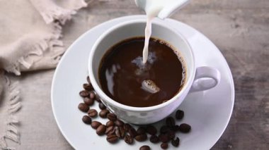 Tahta masada sıcak bir fincana kahve döküyorum.